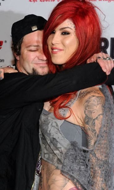 Tällainen halailukuva on ollut yksi syy huhuille, joiden mukaan Bam Margeralla ja Kat Von D:llä olisi suhde (Kuva: Getty Images)