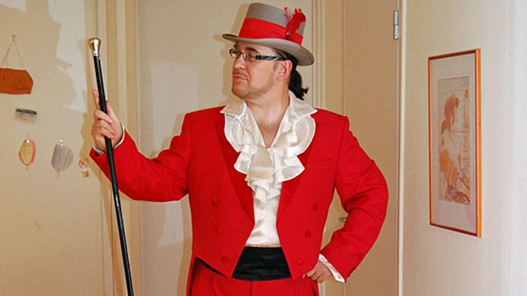 Jyrki Kasvi burleskiasussaan (Kuva: Jyrki Kasvi)