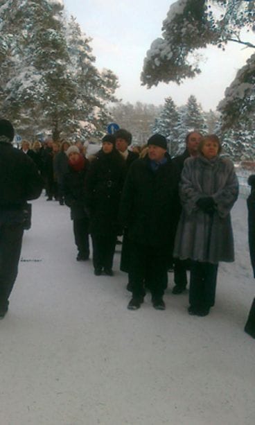 Kari Tapion hautajaiset vetävät väkeä.