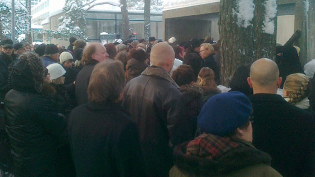 Kari Tapion hautajaiset keräsivät paljon väkeä paikalle.