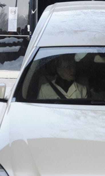 Kari Tapion Pia-vaimo saattoi miehensä viimeiselle matkalle auton etupenkillä.