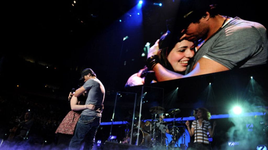 Enrique Iglesias pussailee fanejaan.