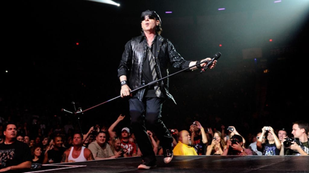 Scorpionsin Klaus Meine saapuu Emma-gaalaan bänditoverinsa kanssa.