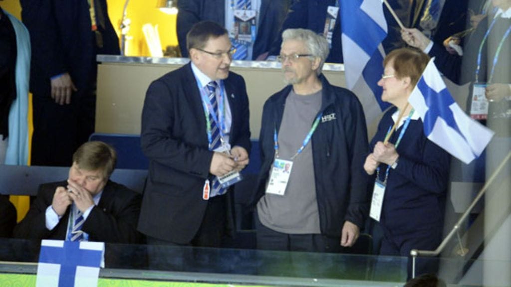 Timo Jutila, Jari Kurri, Tarja Halonen ja Pentti Arajärvi seurasivat ottelua kiinnostuneena. (Kuva: Lehtikuva)