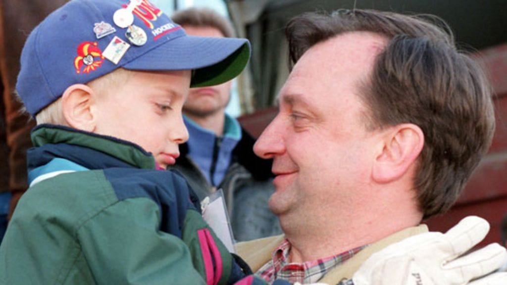 Hjallis Harkimo Joel-poikansa kanssa vuonna 1996.