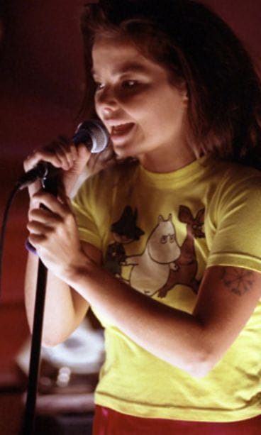 Björk Muumi-paidassa (Kuva: Mark Allen)