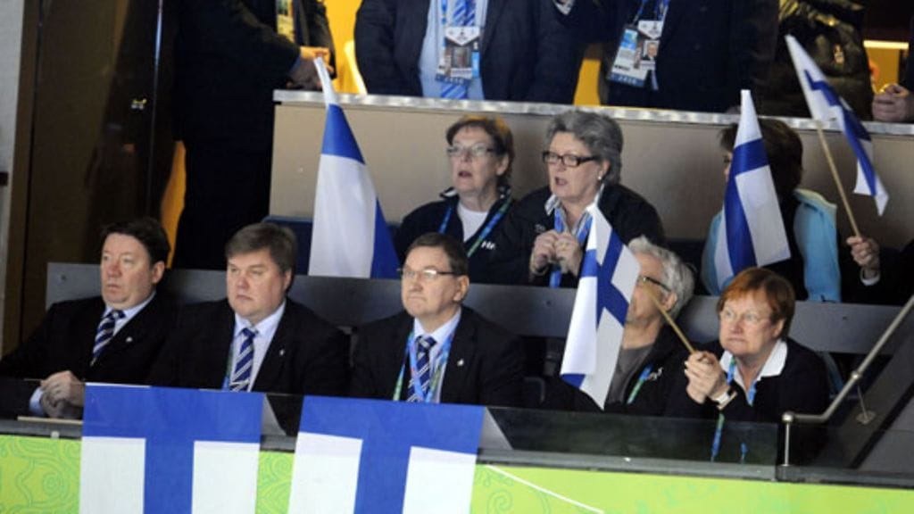 Timo Jutila, Jari Kurri, Tarja Halonen ja Pentti Arajärvi seurasivat ottelua kiinnostuneena. (Kuva: Lehtikuva)