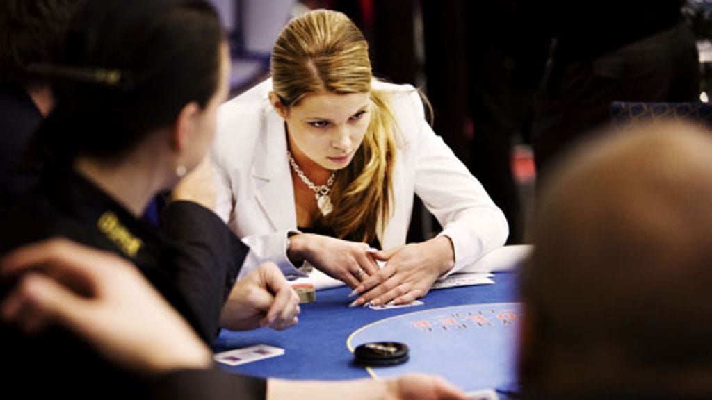 Viivi Pumpanen pelaa pokeria (Kuva: Kirsi Tuura)