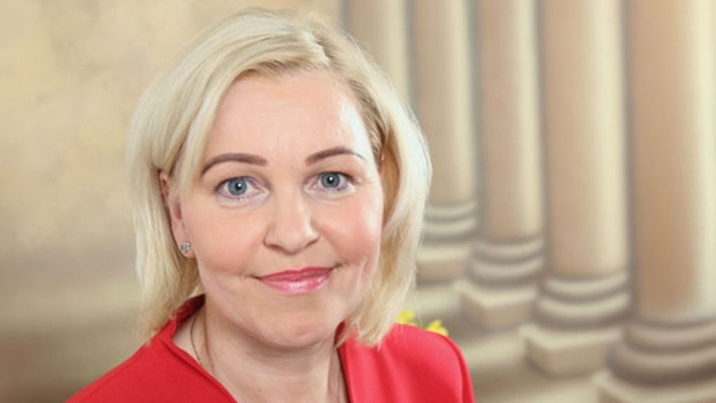 Kansanedustaja Tuula Peltonen osallistuu tangokisoihin. (Kuva: Martti Kainulainen/Lehtikuva)