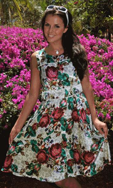 Satu Tuomiston yllä upea kukkamekko. (Kuva Sirpa Rydman Show/Avril Styrman, asu Marie Jo, korut Mazu)