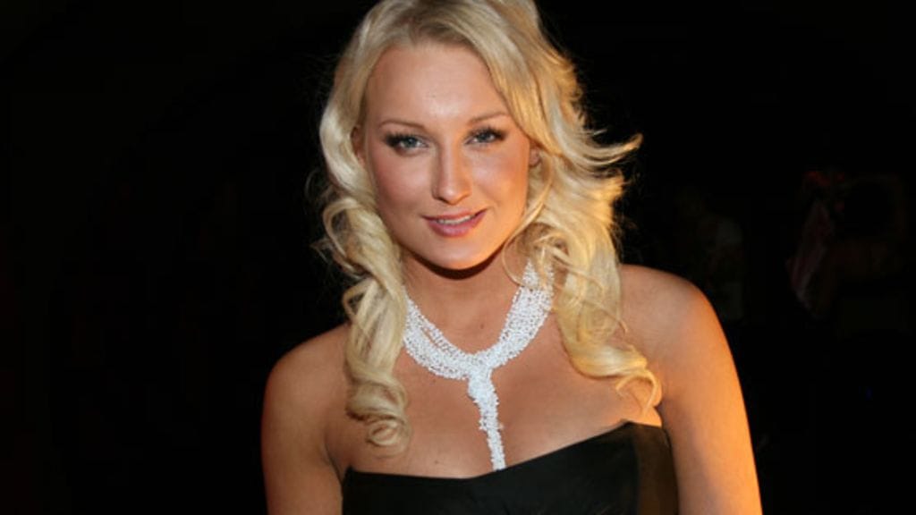 Ninni Laaksonen työskentelee vaateliikkeessä (Kuva: MTV Oy)