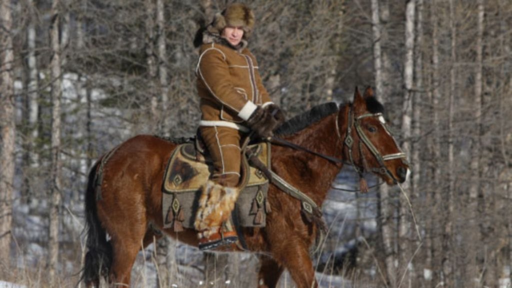 Venäjän pääministeri Vladimir Putin ratsasti Siperian pakkasissa. (Kuva: EPA/All Over Press)