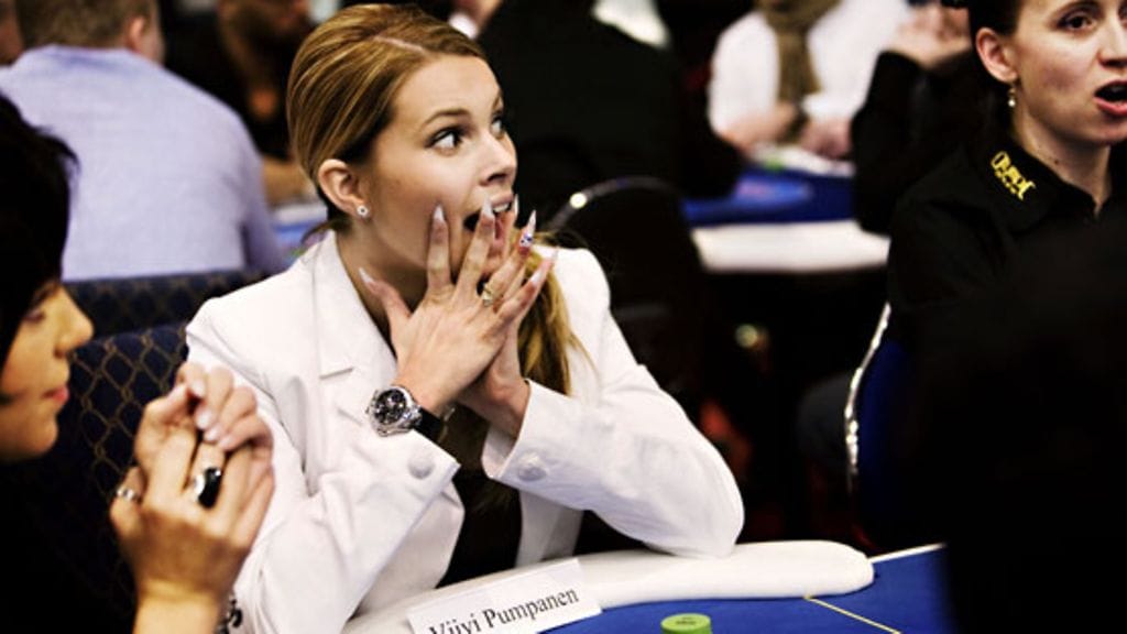 Miss Suomi 2010 Viivi Pumpanen pelaa pokeria (Kuva: Kirsi Tuura)