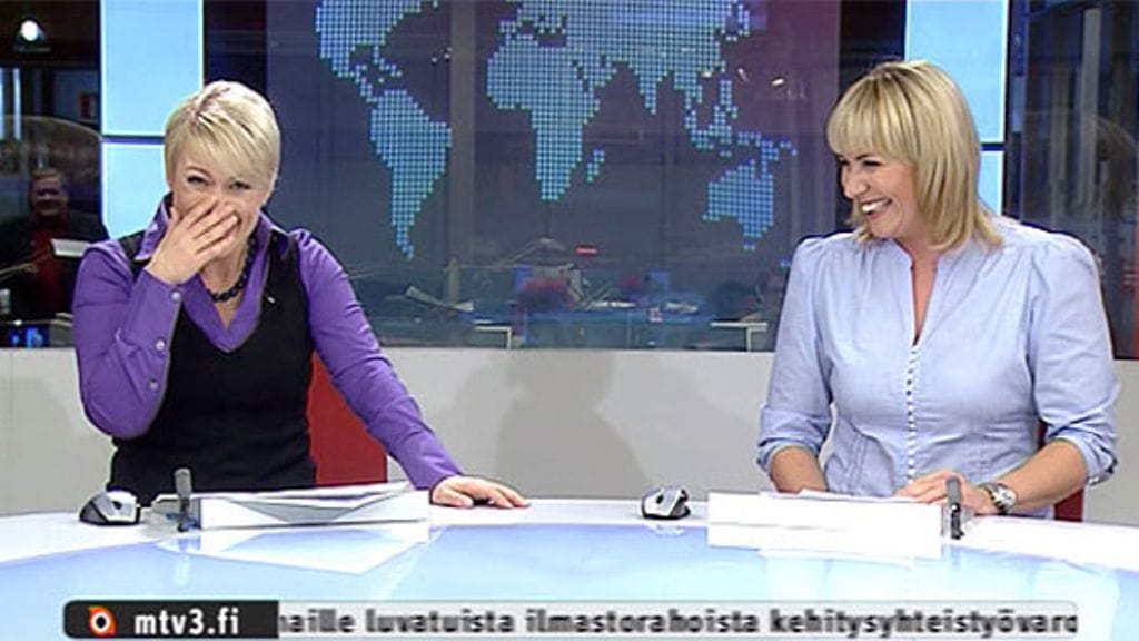 Kirsi Alm-Siira tipahti tuolilta suorassa uutislähetyksessä. (Kuva: MTV O)