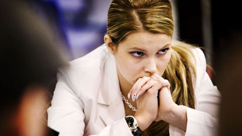 Viivi Pumpanne pelaa pokeria (Kuva: Kirsi Tuura)