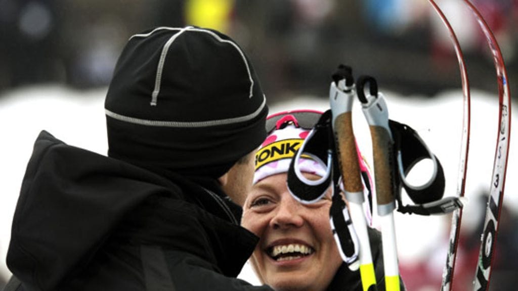 Virpi Kuitunen päätti uransa SM-hopeaan. Kihlattu Jari Sarasvuo kannusti. (Kuva: Timo Jaakonaho/Lehtikuva)