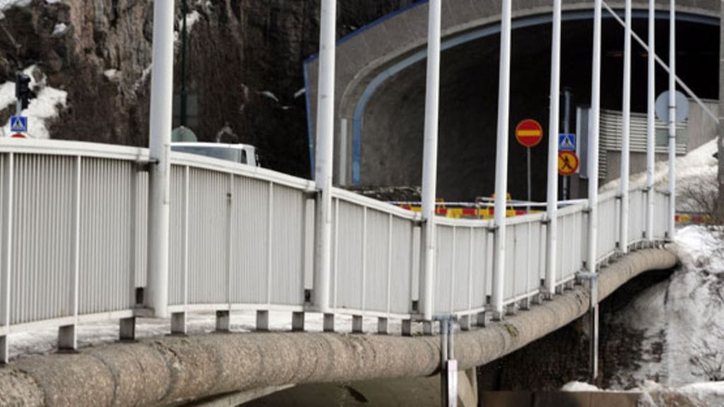 Myllysilta on vajonnut jo yli puolitoista metriä (Kuva: Lehtikuva)