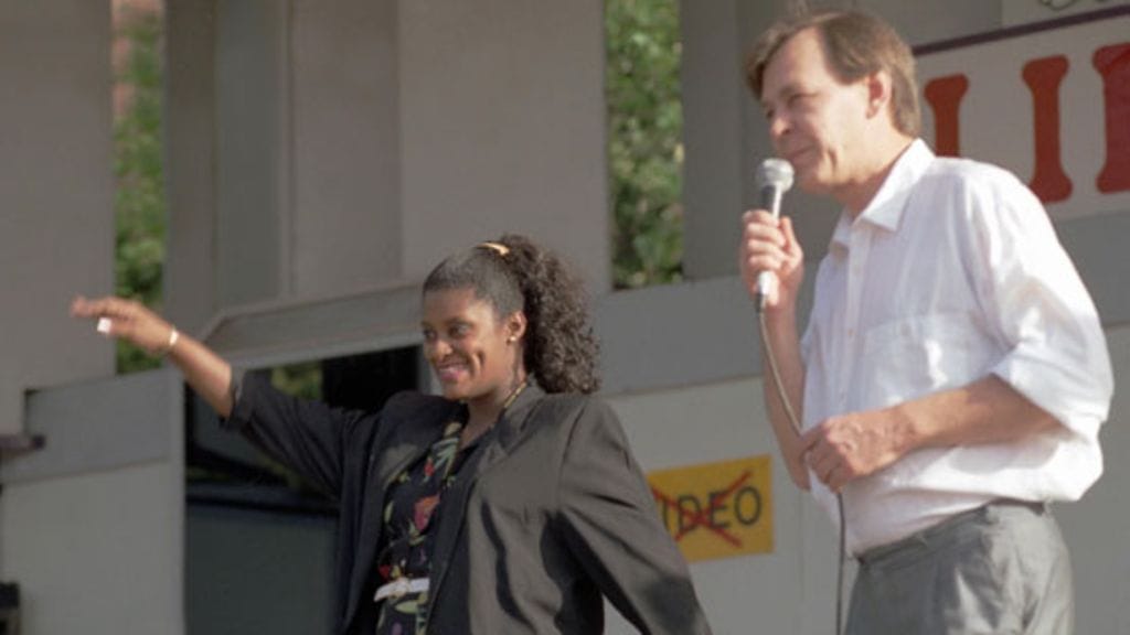 Urpo Leppänen antaa vauhtia vaimonsa Ana Risquet-Leppäsen esitykselle Linnanmäen lavalla Helsingisä kesäkuussa 1992.