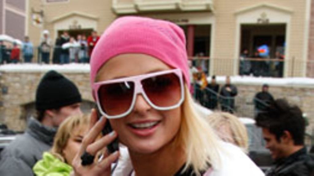 Minäkö itseriittoinen? Paris Hilton pisti itsensä t-paitaan (Kuva: Frazer Harrison/Getty Images)