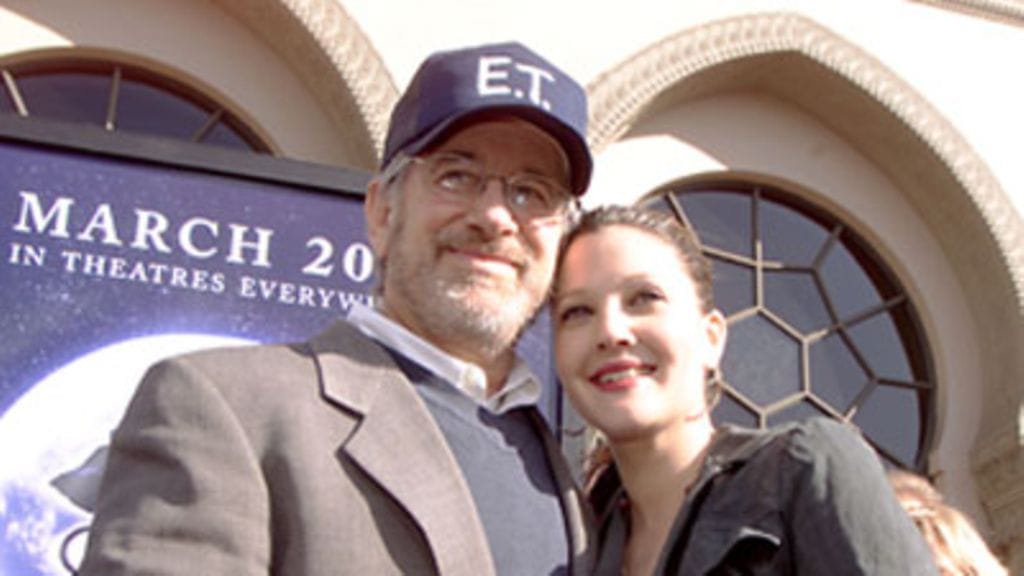Ohjaaja Steven Spielberg ja Drew Barrymore juhlivat ET:n 20-vuotista taivalta vuonna 2002 (Kuva: Kevin Winter/Getty Images )