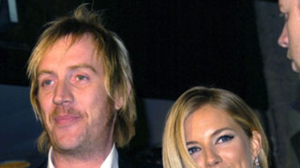 Näyttelijäpari Rhys Ifans ja Sienna Miller (Kuva: Stuart Wilson/Getty Images Entertainment)