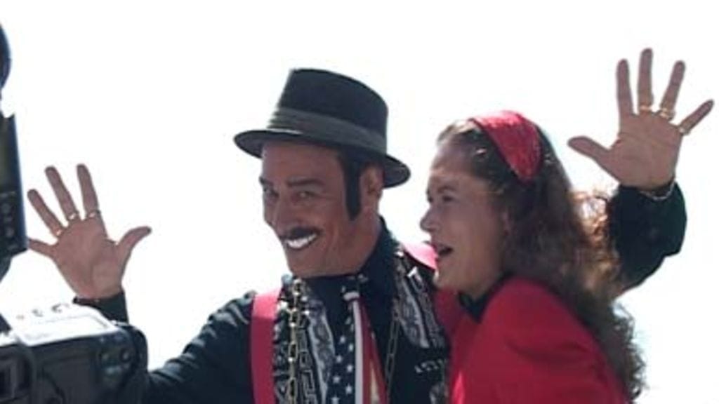 Manne-tv:n tähdet nauravat, yleisö ei.