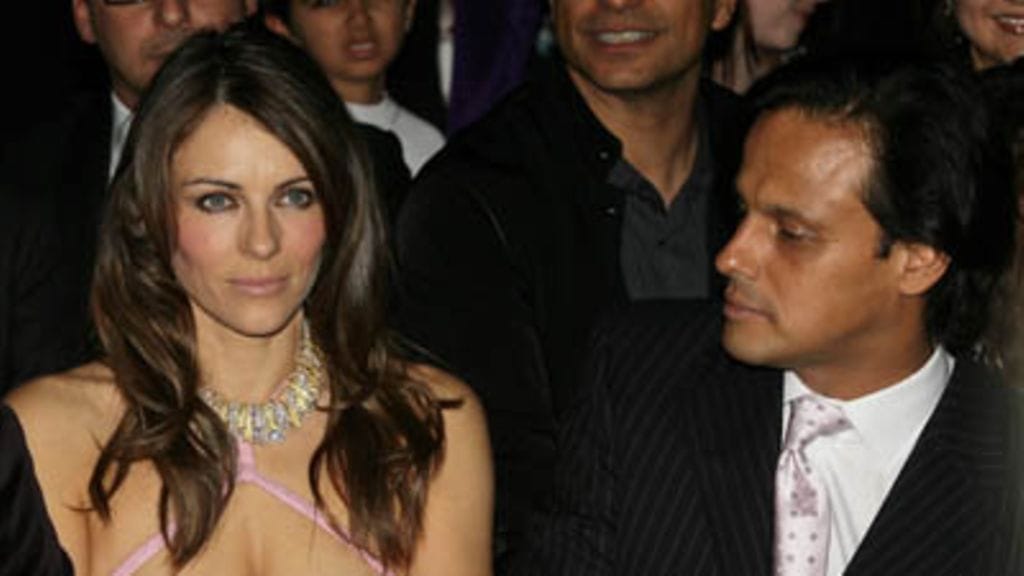 Rakastavaiset Elizabeth Hurley ja Arun Nayar (Kuva:  Giuseppe Cacace/ Getty Images)