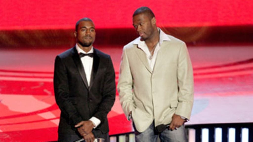 Kanye West kollegansa 50 Centin kanssa VMA-gaalassa (Kuva: Kevin Winter/Getty Images)
