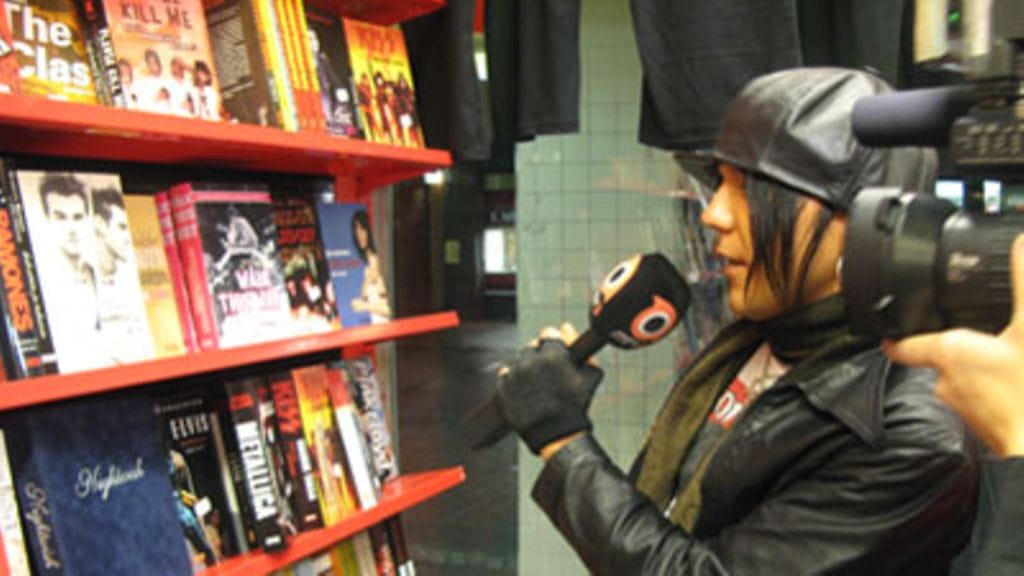 Jussi69 tutustuu rock-kirjoihin (Kuva: Niina Käkelä)