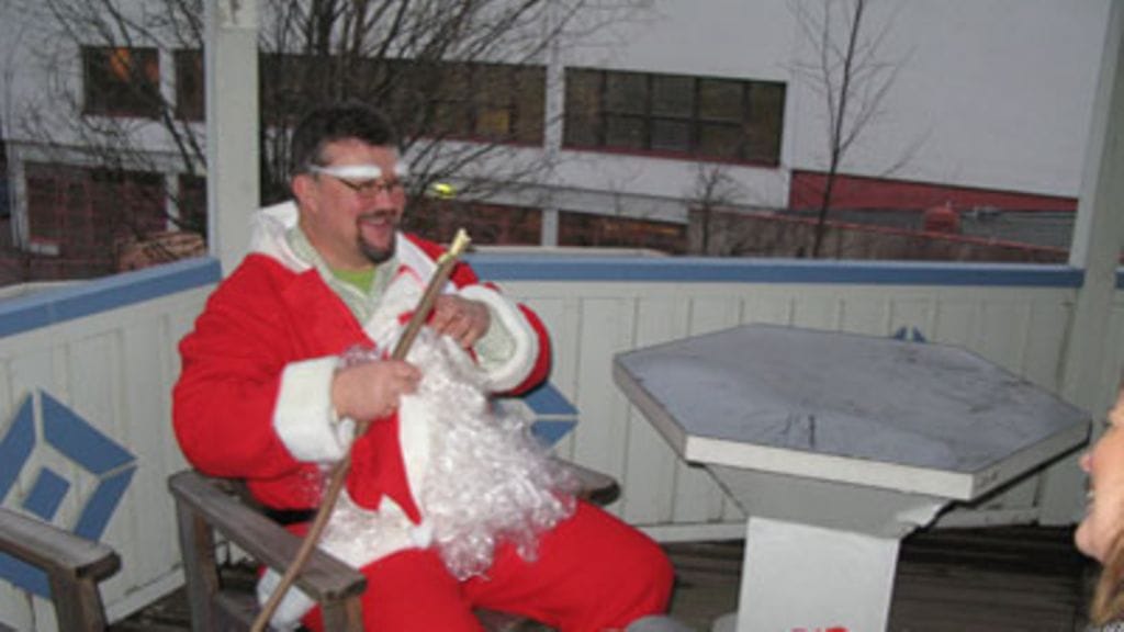 Joulupukin parran alta paljastui tuttu maajussi. (Kuva: MTV3)