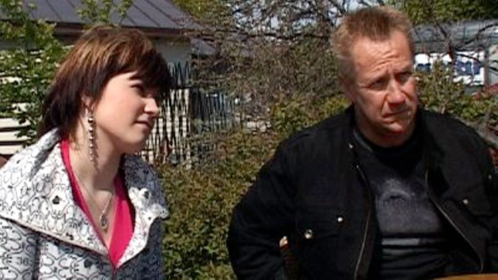 Suvi Teräsniska seisoo Yön laulajan Olli Lindholmin vieressä