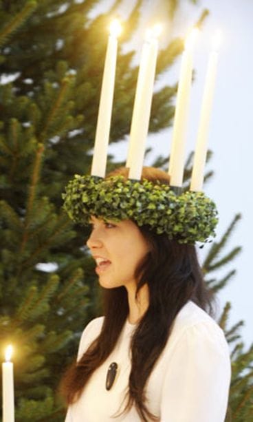 Lucia-neito Sonja Sjöblom esiintyy presidentille. (Kuva: Martti Kainulainen/Lehtikuva)