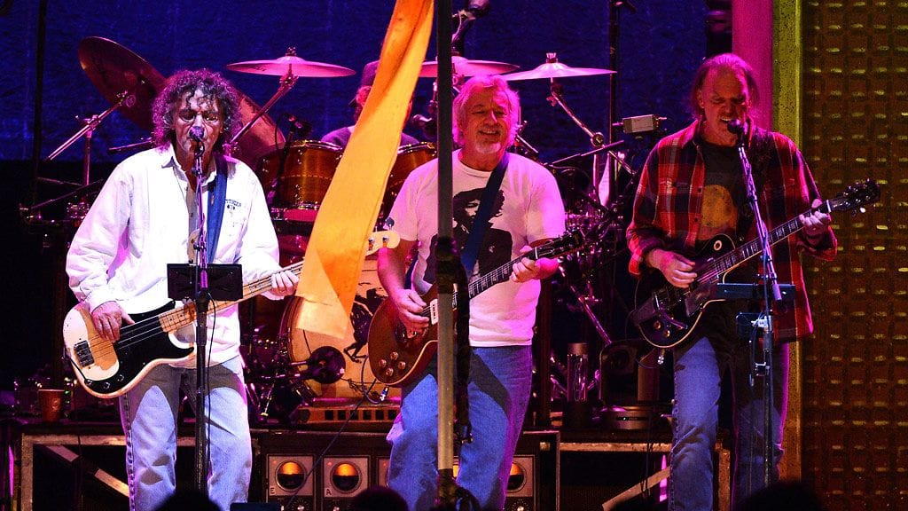 Crazy Horse. Frank Sampedro kuvassa keskellä.