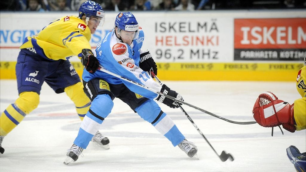 Petri Kontiola kamppailee Ruotsin Mattias Ehkolmia vastaan Karjala-turnauksessa 2010.