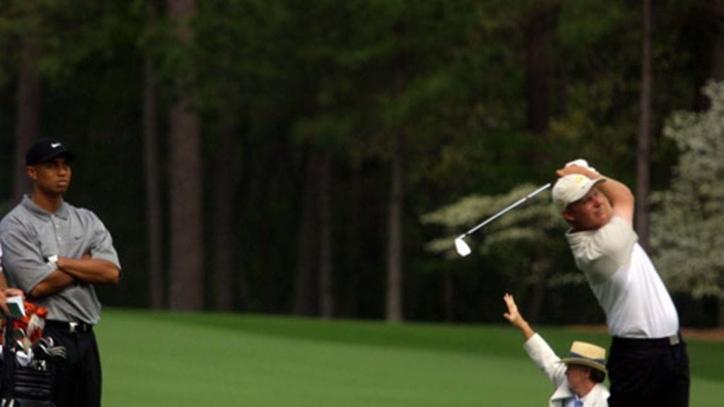 Ilonen lyö, Woods seuraa vierestä. Kuva: Getty Images.