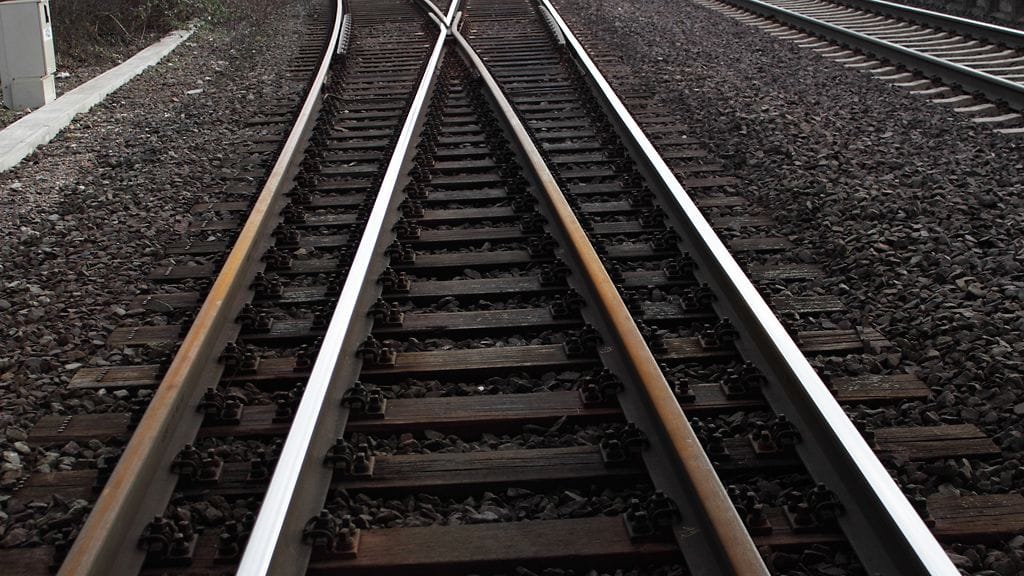 Tavarajunan vaunu suistui kiskoilta Kivipuron tietä ylittävän ylikäytävän kohdalla Varkaudessa iltapäivällä. Kuvituskuva.