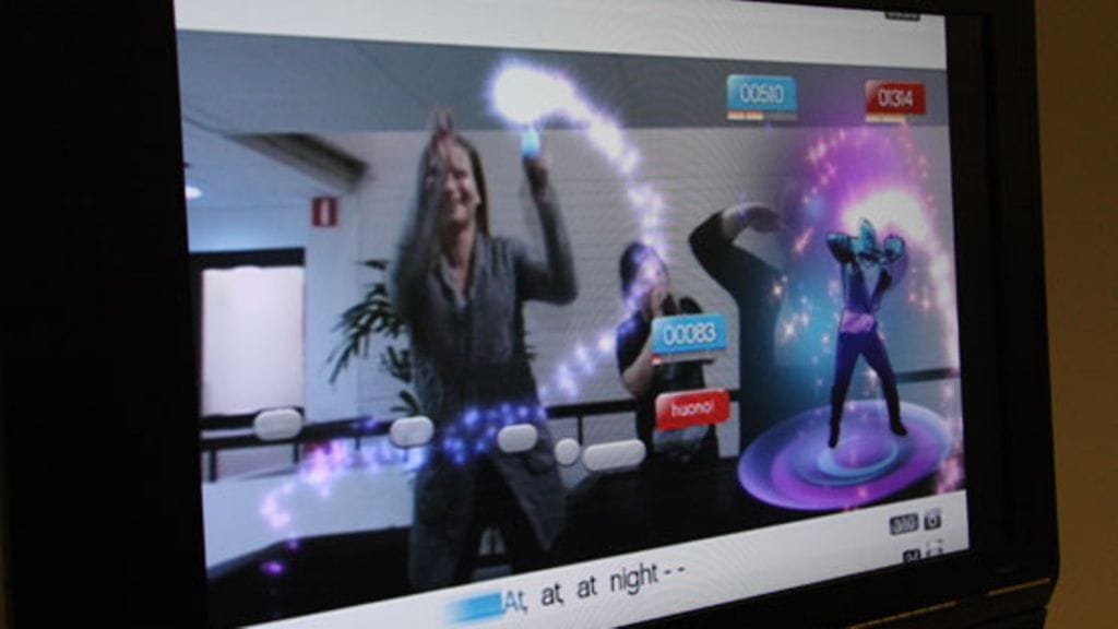 Voit seurata Playstatioin SingStar dance -pelin suoritustasi televisioruudulta.