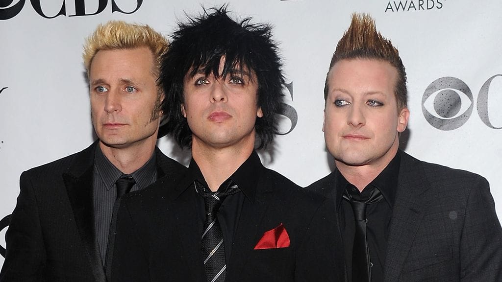 Green Day, laulaja Billie Joe Armstrong keskellä.