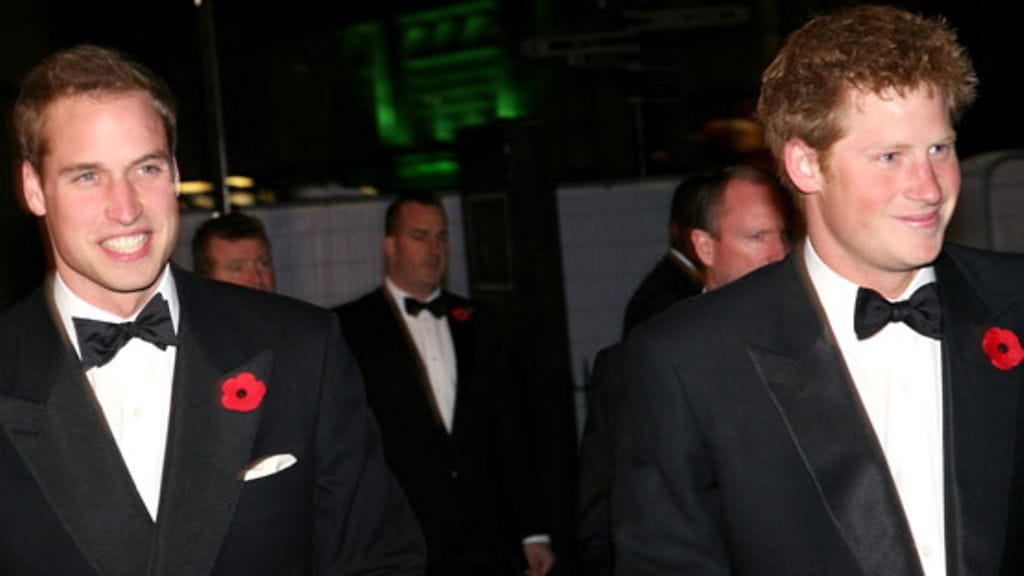 Prinssi William ja Harry Quantum of Solacen ensi-illassa Lontoossa. (kuva:  David Dettman/Sony Pictures Entertainment)