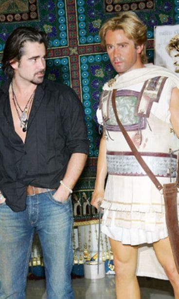 Colin Farrell paljastamassa Aleksanteri-elokuvan vahanukkea. (Getty)