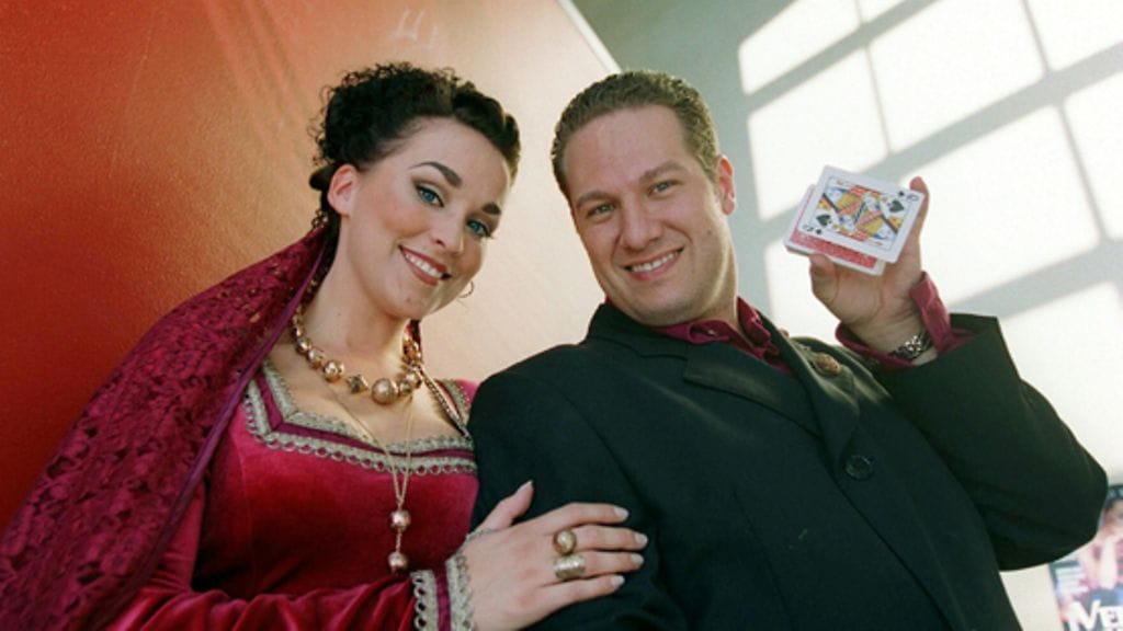 Jokikunnas ja Christian Engblom etsivät Suomen parasta taikuria ohjelmassa Velhojen kunkku v. 1999.