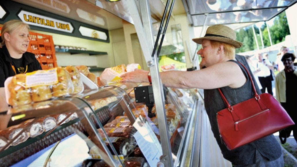 Tarja Halonen osti leipää Farmari 2008 -maatalousmessuilla. (Lehtikuva)