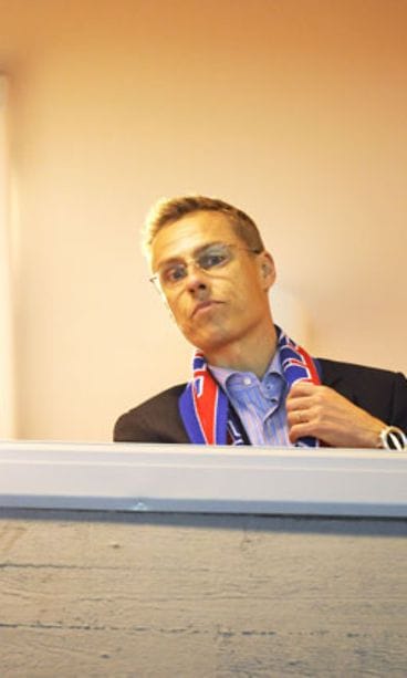 Ministeritason faneja katsomossa huivit kaulassa. HIFK:n kanttattaja ulkoministeri Alexander Stubb (vas.) ja Kalpafani valtiovarainministeri Jyrki Katainen Helsingissä 30. syyskuuta 2008 pelatussa jääkiekon SM-liigan ottelussa HIFK vastaan Kalpa.