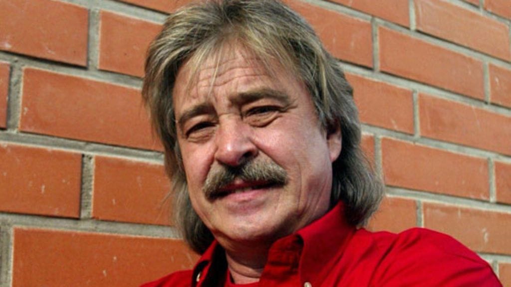 Matti Eskon mökin katto ei kestänyt painavan lumen painoa. (Kuva: Ville Myllynen/Lehtikuva)