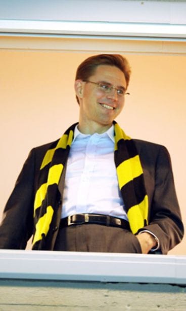 Ministeritason faneja katsomossa huivit kaulassa. HIFK:n kanttattaja ulkoministeri Alexander Stubb (vas.) ja Kalpafani valtiovarainministeri Jyrki Katainen Helsingissä 30. syyskuuta 2008 pelatussa jääkiekon SM-liigan ottelussa HIFK vastaan Kalpa.