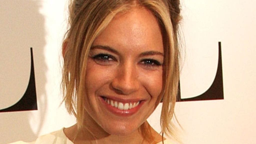 Sienna Miller ei katso paparazzien toimintaa sormien läpi. (Kuva: Dave Hogan/Getty Images)