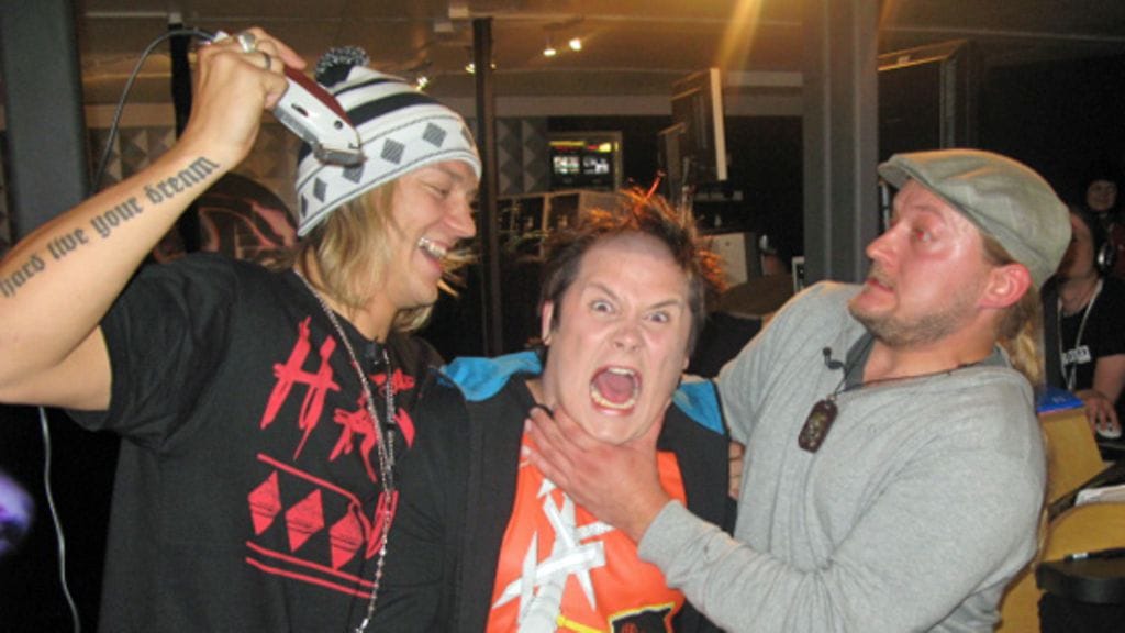 Janne Kataja Big Brother Extrassa Duudsonien parturoitavana. (MTV Oy)