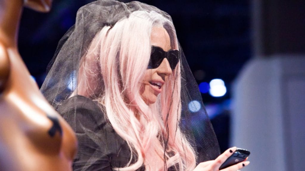 Lady Gaga mustassa hunnussaan Las Vegasin tekniikkamessuilla.