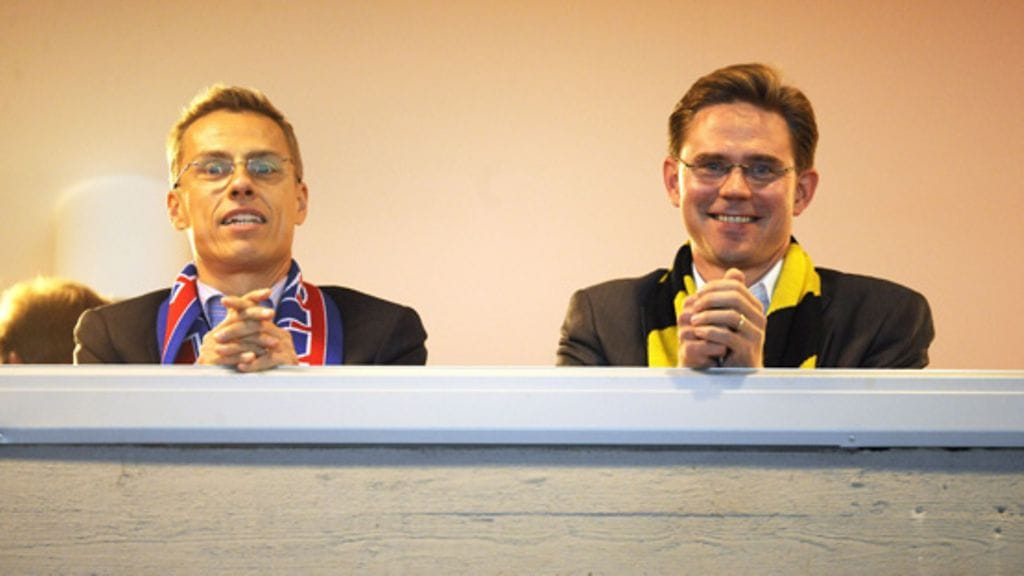 Ministeritason faneja katsomossa huivit kaulassa. HIFK:n kanttattaja ulkoministeri Alexander Stubb (vas.) ja Kalpafani valtiovarainministeri Jyrki Katainen Helsingissä 30. syyskuuta 2008 pelatussa jääkiekon SM-liigan ottelussa HIFK vastaan Kalpa.