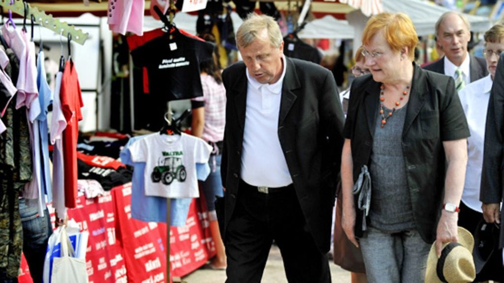 Juha Korkeaoja ja Tarja Halonen Farmari 2008 -maatalousmessuilla. (Lehtikuva)